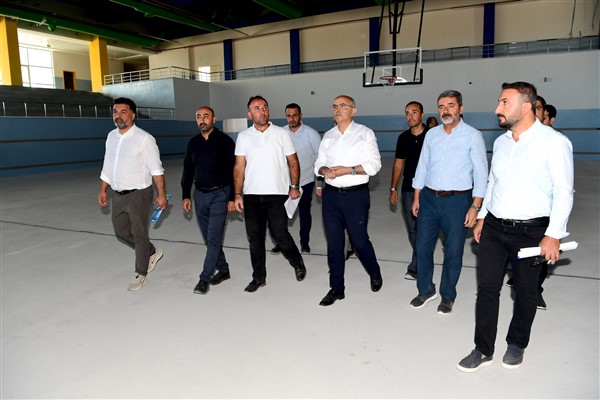 Kaynarca Mahallesi’nde yapımı yarım kalan spor kompleksi, yeniden düzenleniyor