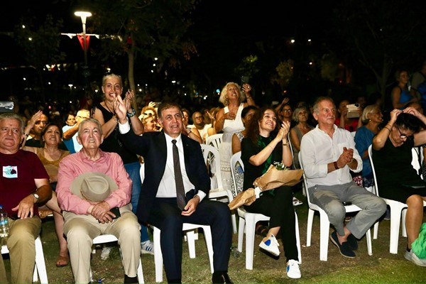 Başkan Tugay, Alaybey Mahalle Şenliği’ne katıldı