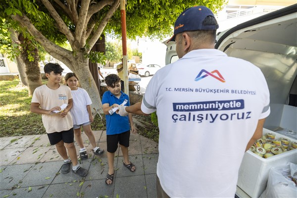 Mersin Büyükşehir Belediyesi, çocuklara 130 bine yakın dondurma dağıttı