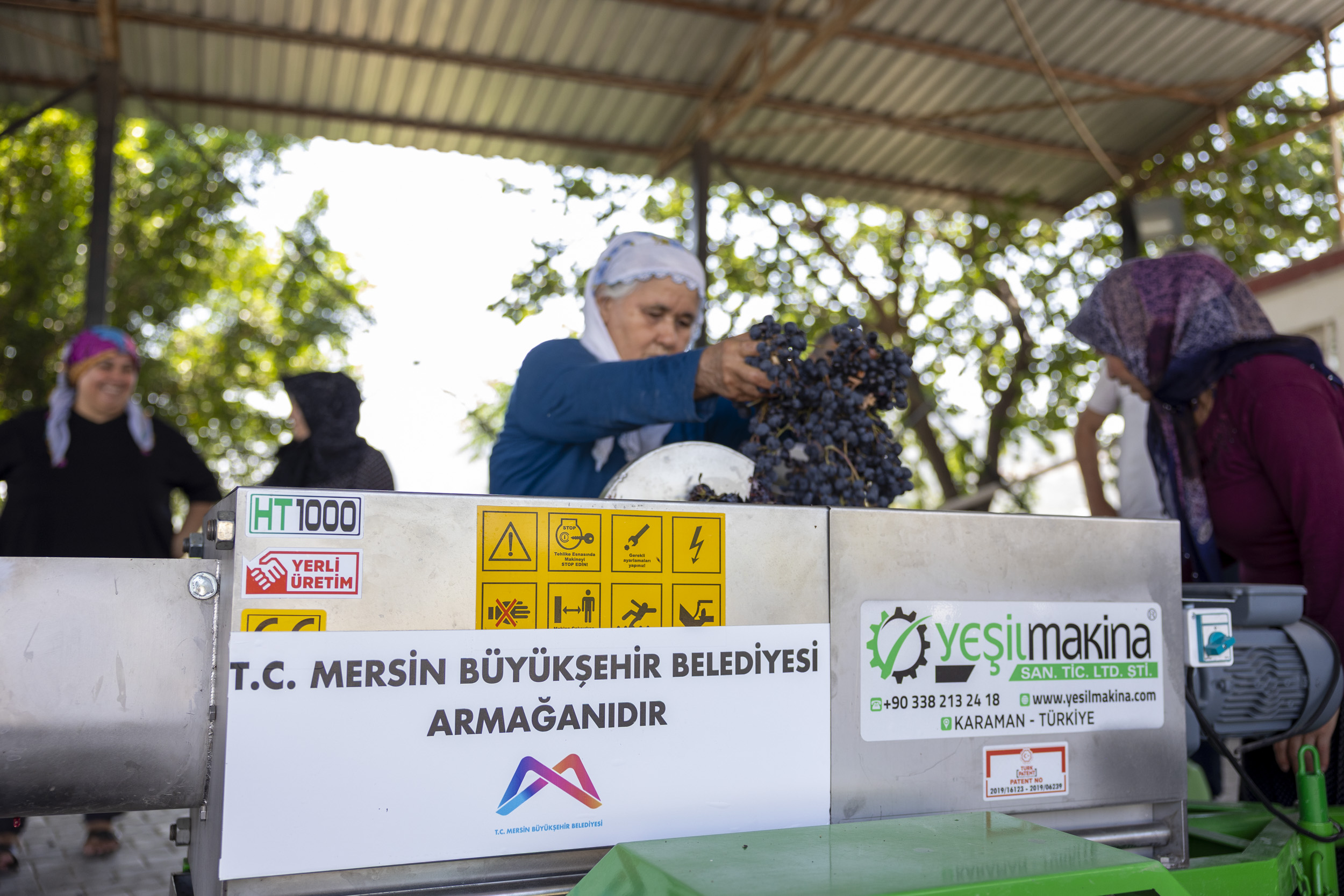 Tarsus Sucular Mahallesi’ne üzüm sıkma makinesi teslim edildi
