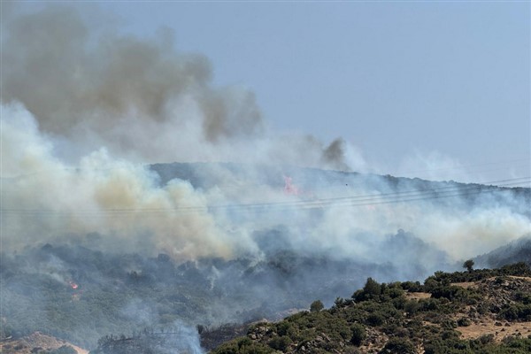 İzmir İtfaiyesi Aliağa’daki yangına müdahale ediyor