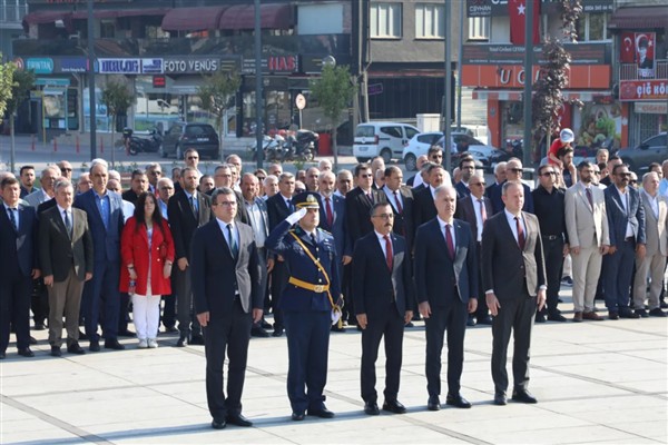 İnegöl’de bayram coşkusu resmi törenlerle başladı