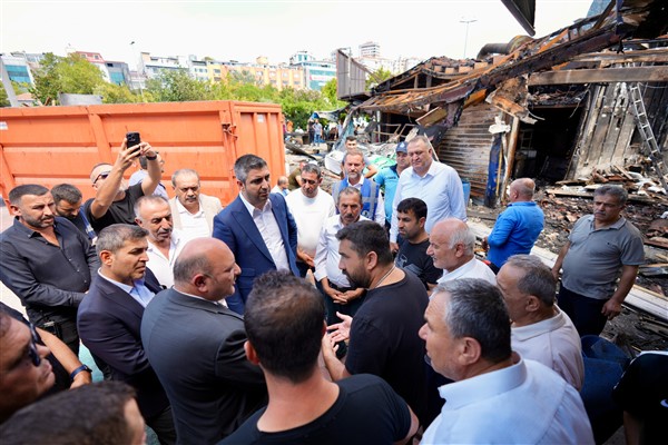 Başkan Yüksel, Balıkçılar Çarşısı’ndaki yangın sonrası incelemelerde bulundu