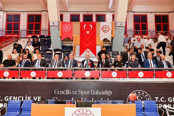 Adana Valisi Köşger, Anadolu Yıldızlar Ligi Açılış Programına katıldı