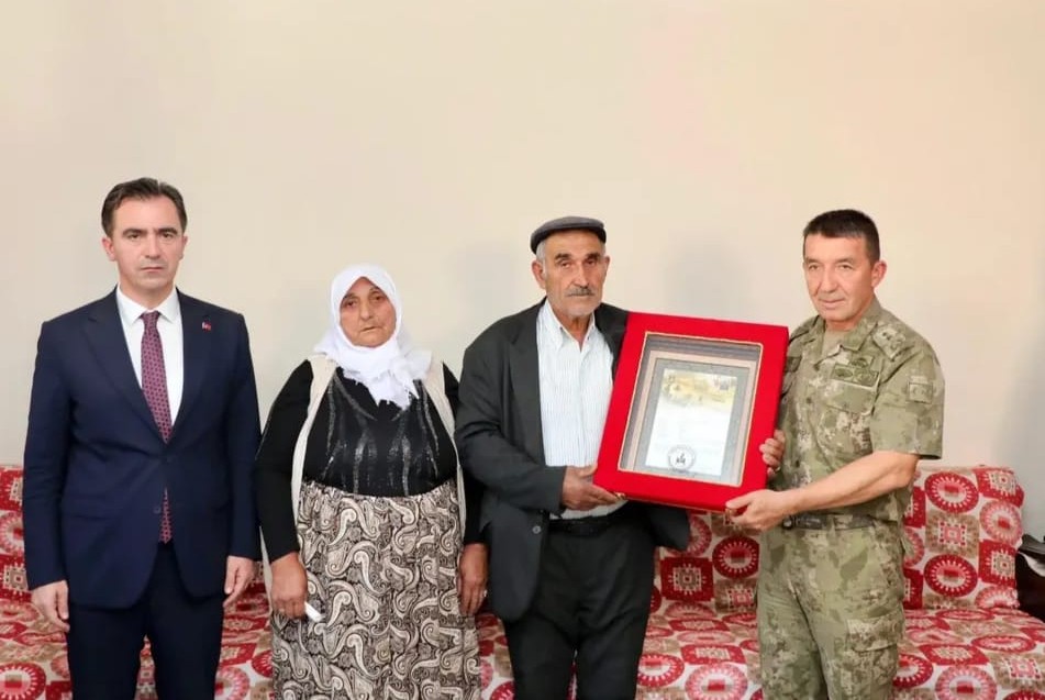 Vali Karakaya’dan şehit ailesine ziyaret ve şehadet belgesi takdimi