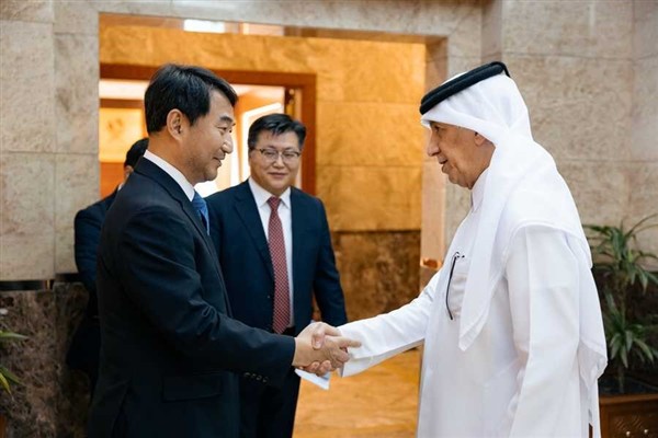 Al Muraikhi, Koreli yetkiliyle bir araya geldi