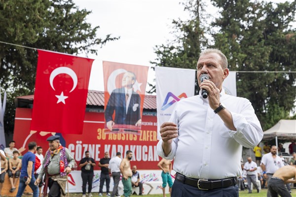 Başkan Seçer, 30 Ağustos kapsamında düzenlenen ‘Gözne Karakucak Güreşleri’ni izledi