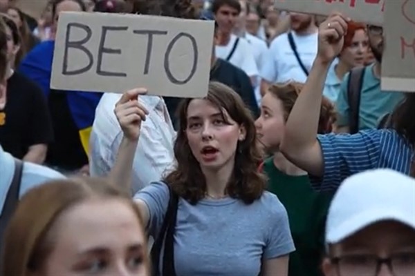 Ukrayna’da tartışmalı yasa, protestoların ardından geri çekildi