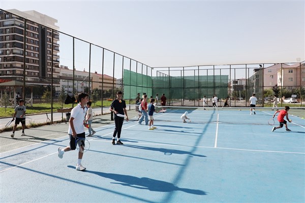 Bayburt’ta tenis kortu hizmete sunuldu