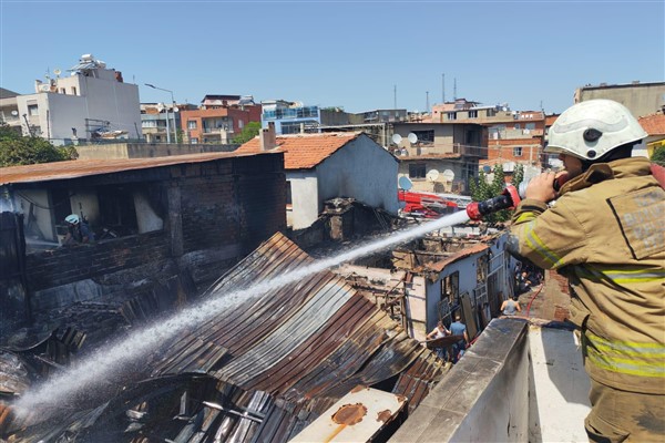 İzmir İtfaiyesi, Konak’taki yangına müdahale etti
