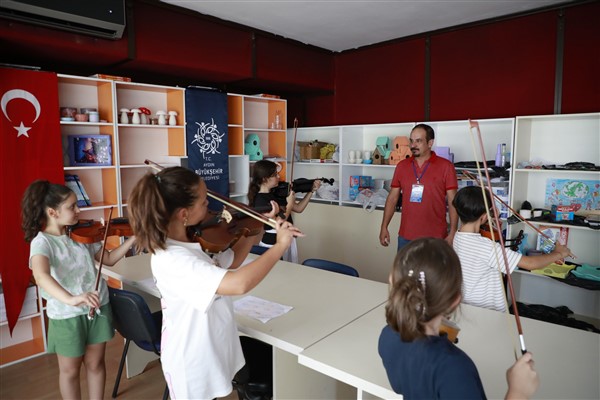 Aydın Büyükşehir Belediyesi, yaz kursları kapsamında ücretsiz keman kursu düzenliyor