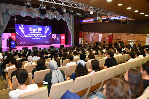 Şanlıurfa’da LGS ve YKS’de derece yapan öğrencilere ödül verildi