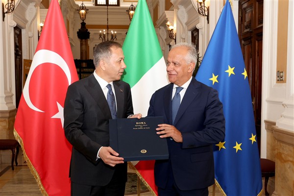 Bakan Yerlikaya, İtalyan mevkidaşı Piantedosi ile Roma’da görüştü