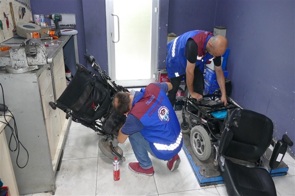 Trabzon Büyükşehir Belediyesi, Engelli Araç Tamir Atölyesi’nde ücretsiz hizmet veriyor