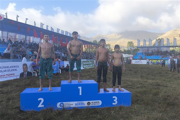 Karamanlı güreşçilerden madalya