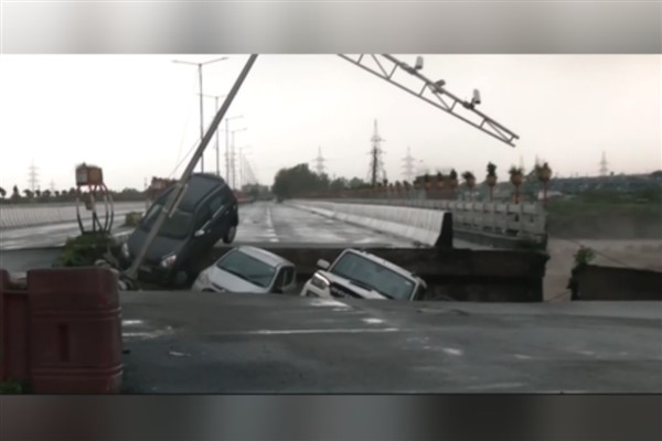 Kuzey Hindistan’ın bazı bölgelerinde seller yıkıma neden oldu: 30 ölü