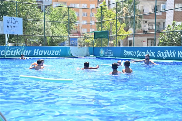 Manisa’da çocuklar portatif havuzlarında yüzüyor