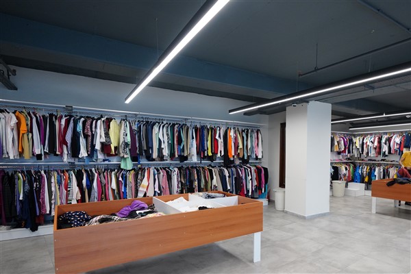 Beylikdüzü Belediyesi ihtiyaç sahibi ailelerin yanında