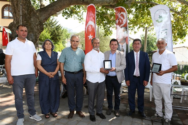 Başkan Aydın’dan çevre temizliğine katkı sunan gönüllülere plaket