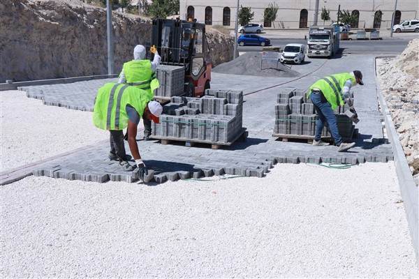 Haliliye’de parke taşı çalışmalarıyla yollar yenileniyor