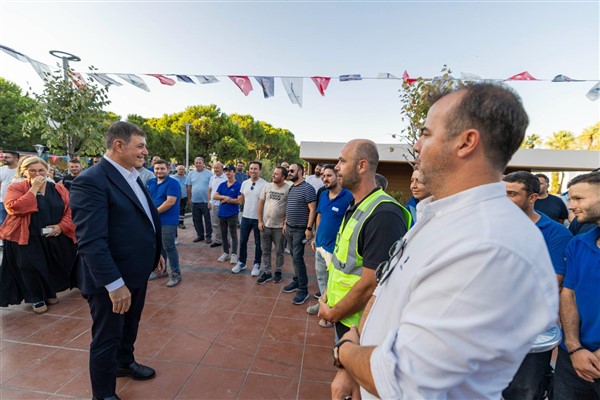Başkan Tugay, Kültürpark Göl Gazinosu’nu işçilerle açtı