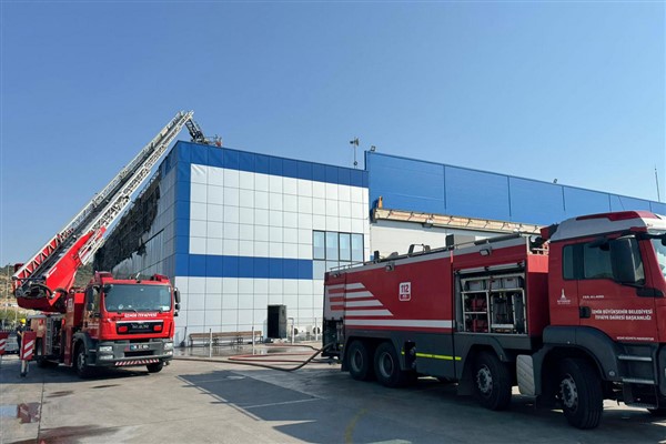 İzmir İtfaiyesi ALOSBİ’deki fabrika yangınını söndürdü