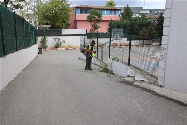 Çayırova Belediyesi, okul bahçelerinde ot biçme çalışması gerçekleştiriyor