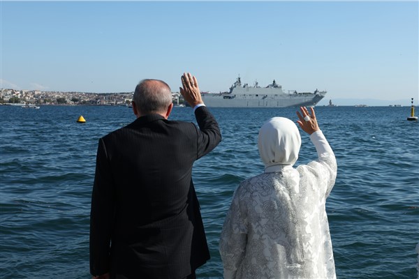 Cumhurbaşkanı Erdoğan, İstanbul Boğazı’ndan geçiş yapan gemileri selamladı