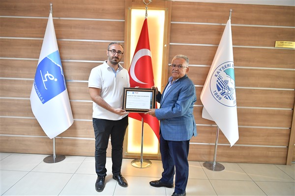 Başkan Büyükkılıç, Türk Kayak Merkezleri Birliği üyelik sertifikasını teslim aldı