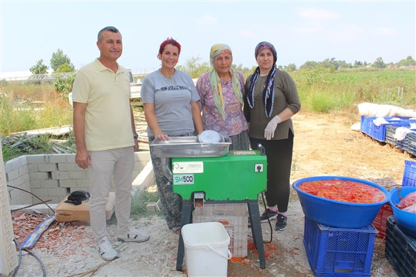 Antalya Büyükşehir Belediyesi’nden domates-biber sıkma makinesi hibesi