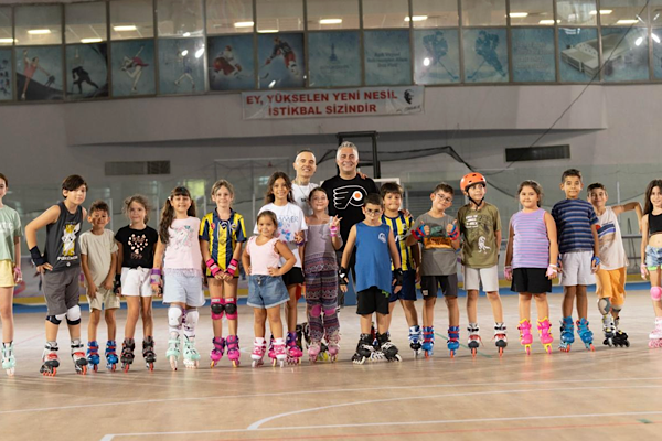 İzmir’de tekerlekli paten kursları sürüyor