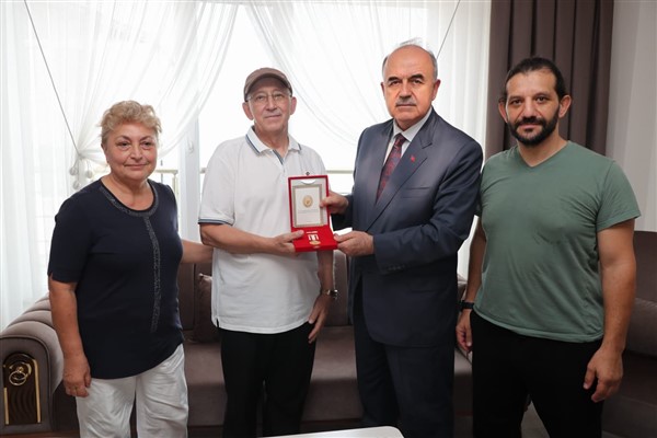 Ordu Valisi Erol, Kıbrıs gazisine gazilik madalyası ve beratını takdim etti