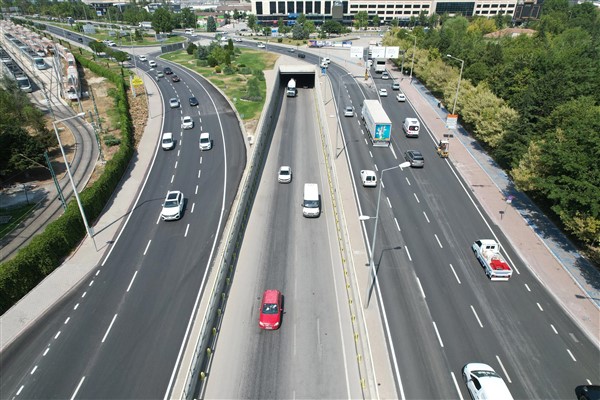 Büyükşehir, Ahmet Yesevi Caddesi’nde üstyapı iyileştirmesi ve asfalt çalışması yaptı