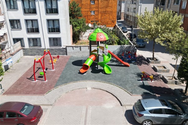 İnegöl Belediyesi eskiyen çocuk parklarını yeniliyor