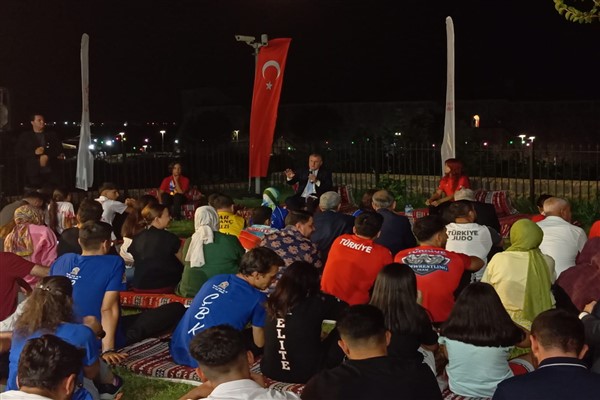 Bakan Bak, Diyarbakır’da gençlerle bir araya geldi