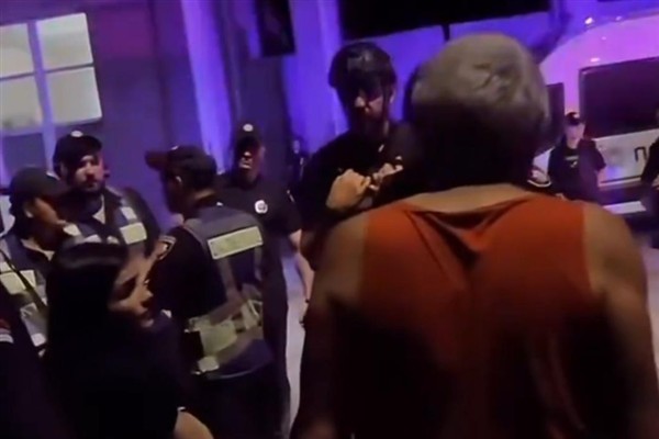 Ukrayna’da kadınlar askere alınan yakınlarını kurtarmak için stadyum bastı