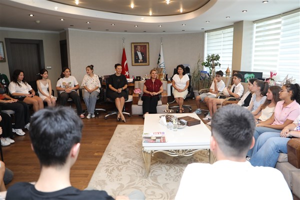 LGS’de başarı elde eden öğrenciler, Başkan Hürriyet’i ziyaret etti
