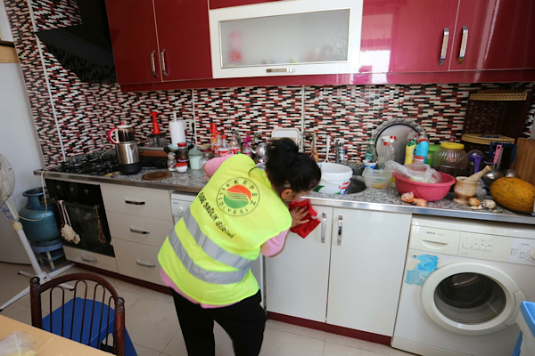 Kepez Belediyesi’nden yalnız yaşayan vatandaşa temizlik desteği