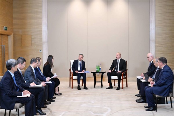 Azerbaycan Cumhurbaşkanı Aliyev, Çinli Enerji Şirketi Yetkilisiyle Görüştü