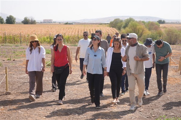 Eşbaşkan Bucak, Çayönü kazı alanını ziyaret etti
