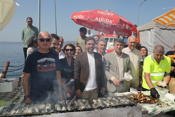 Karamürsel’de 8 bin balık ekmek ikramı