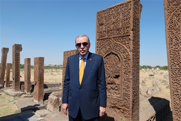 Cumhurbaşkanı Erdoğan’dan Ahlat Selçuklu Meydan Mezarlığı’na ziyaret