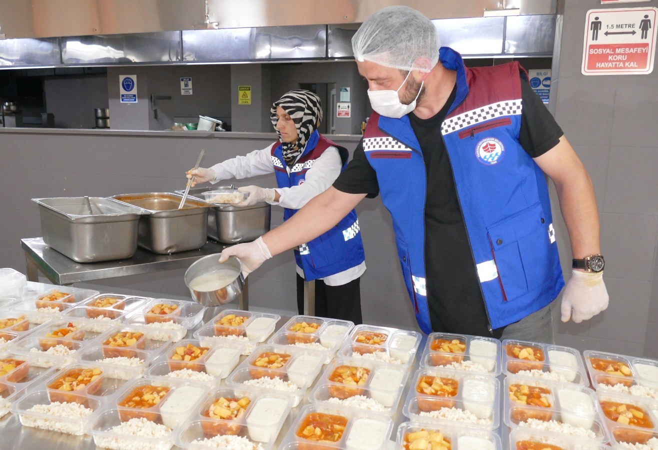 Trabzon Büyükşehir Belediyesi’nden ihtiyaç sahiplerine yemek desteği