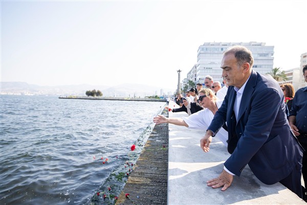 Romanlar anısına İzmir Körfezi’ne kırmızı karanfil bırakıldı
