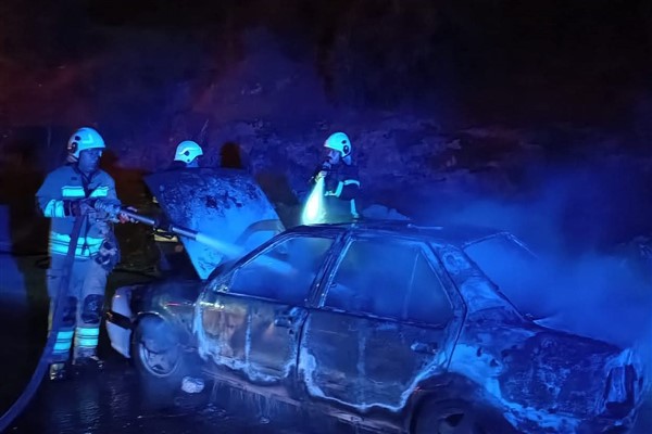 Antakya’da iki mahallede araç yangını çıktı