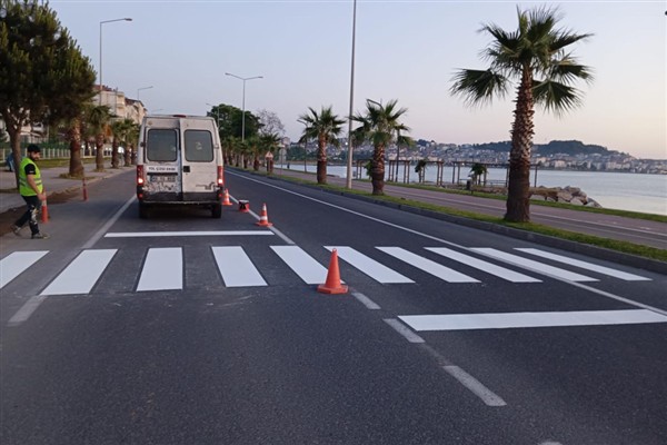 Ordu Büyükşehir Belediyesi’nden çizgi ve uyarı levha montaj çalışması