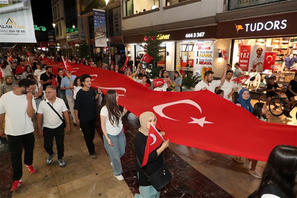 Zafer Bayramı kutlamaları kapsamında yürüyüş ve konser etkinliği yapıldı