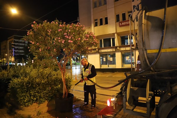 Büyükşehir gece mesailerini sürdürüyor