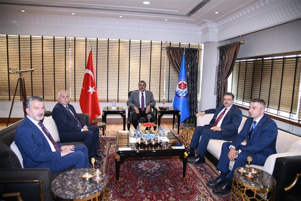 Bakan Tekin, Trabzon Büyükşehir Belediyesi’ni ziyaret etti