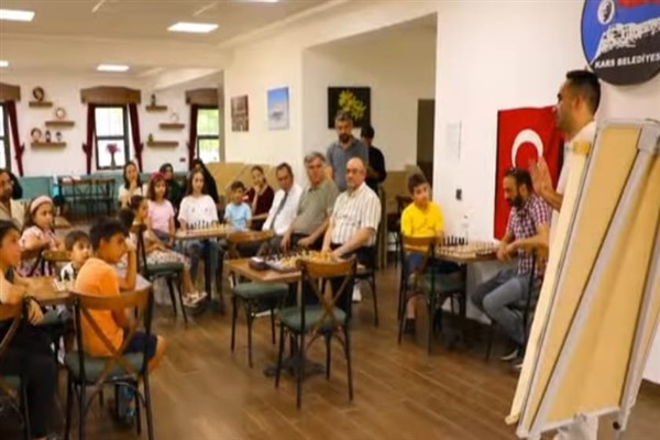 Kars Belediyesi’nden her yaşa satranç kursu